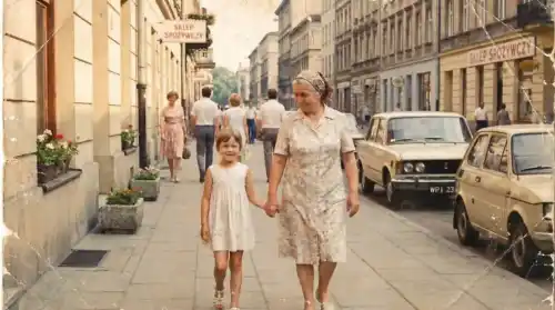 Stare zdjęcie spaceru z babcią