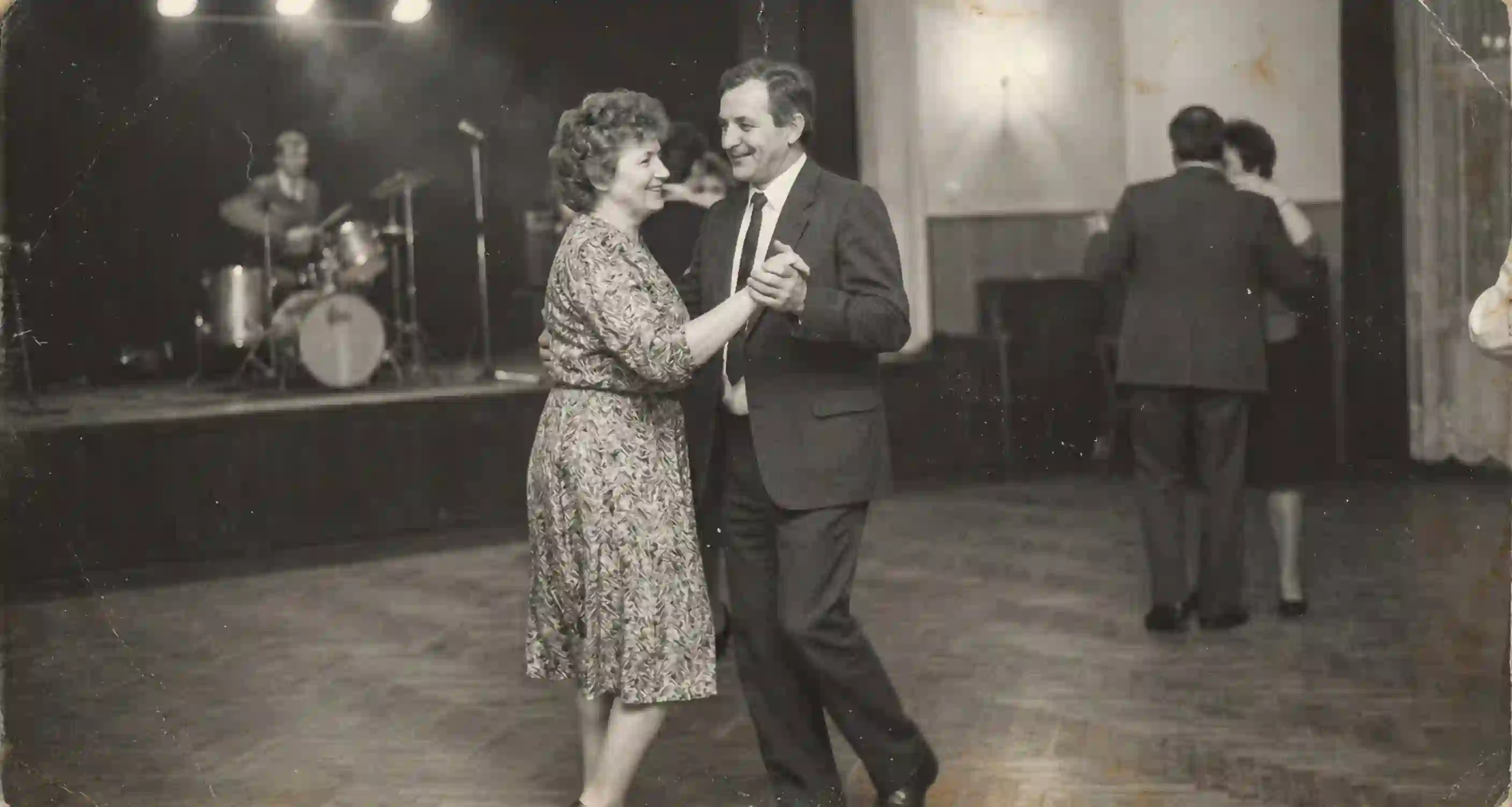 Stare zdjęcie tańczącej pary